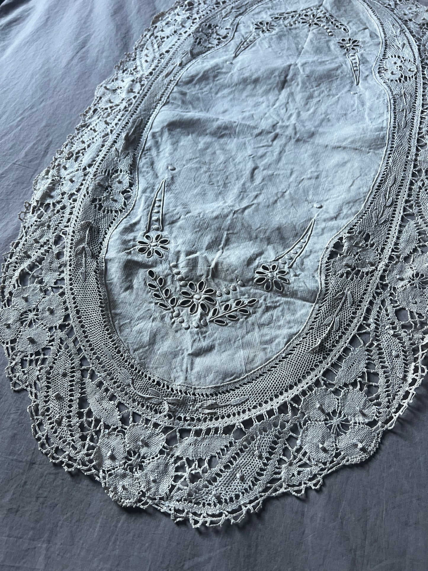 レースと刺繍の楕円形クロス