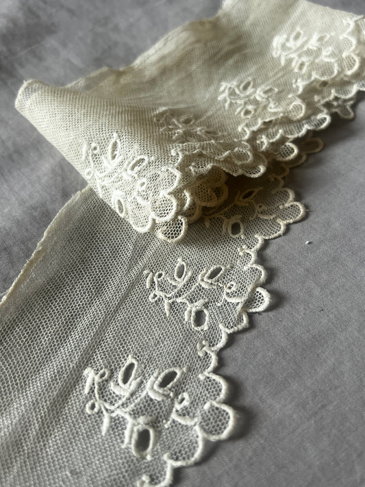 チュール刺繍レース