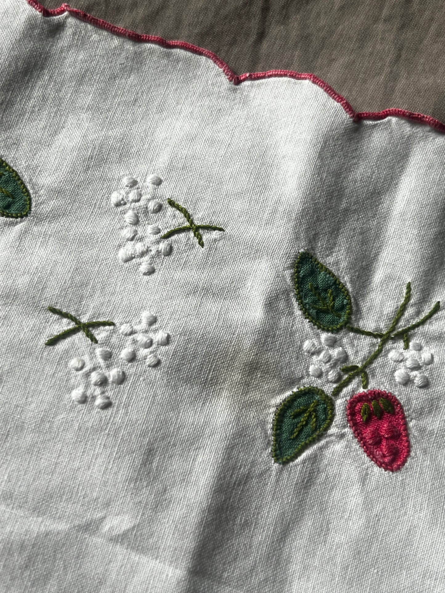 刺繍クロス(いちご)