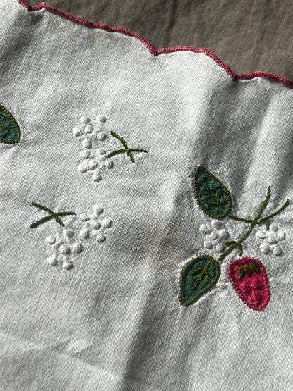 刺繍クロス(いちご)