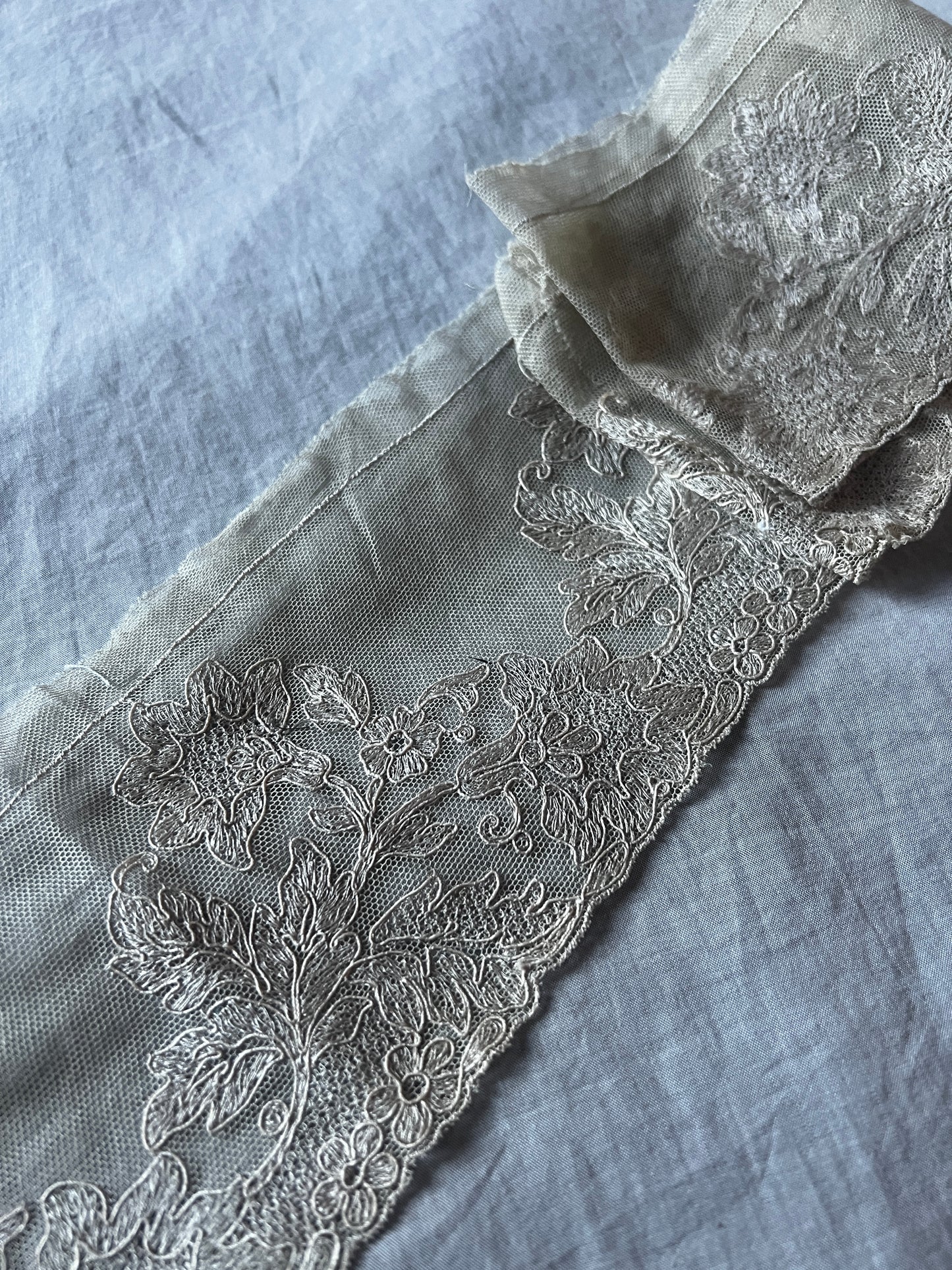 チュール刺繍レース