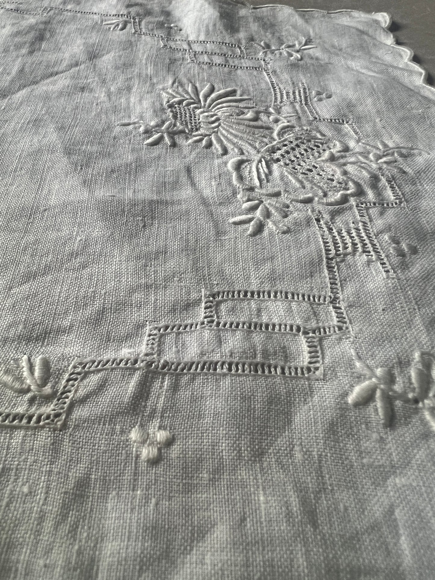 ★白刺繍リネンクロス