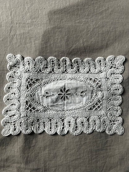 レースと刺繍のミニクロス