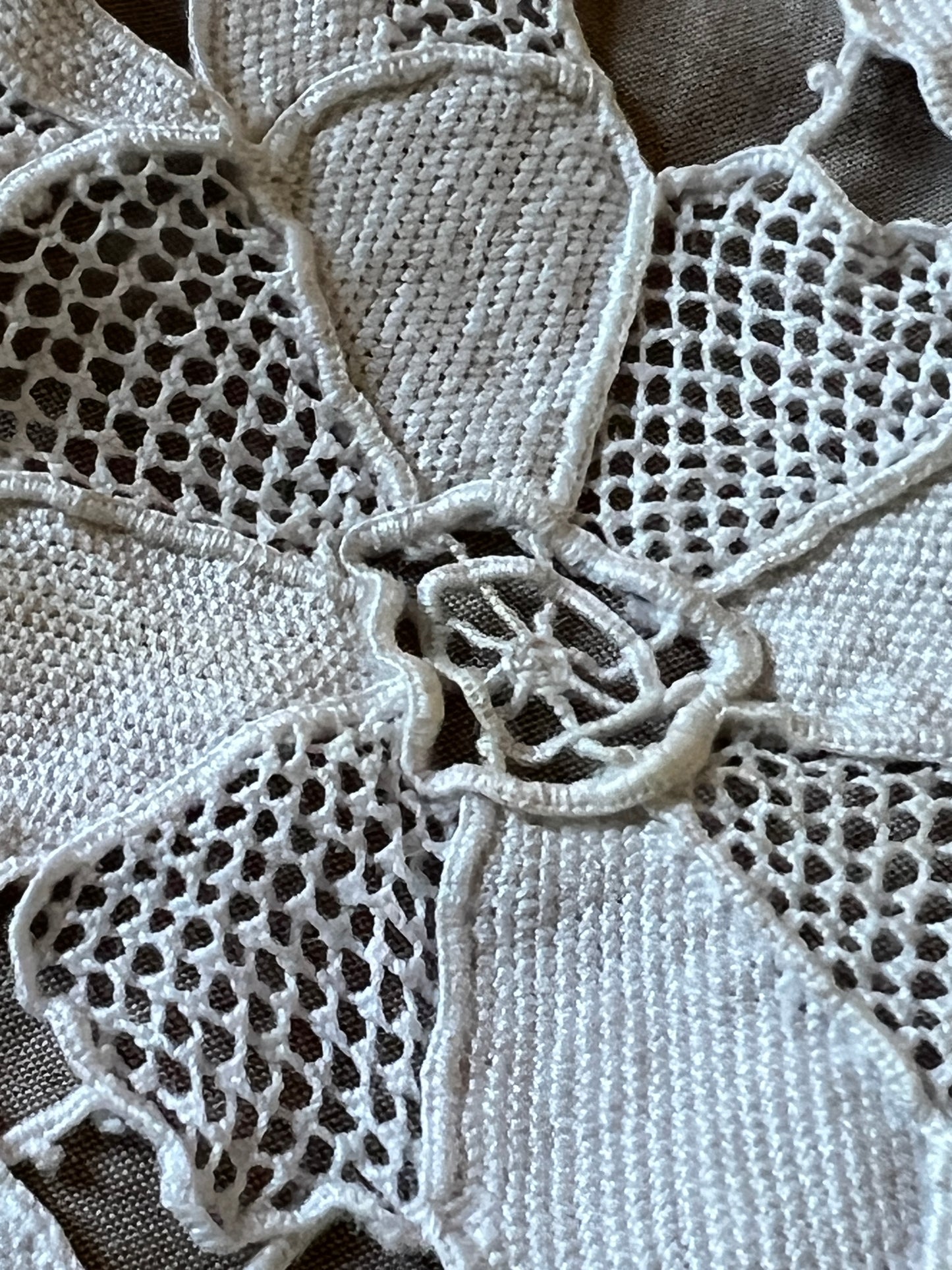 レースと刺繍のクロス