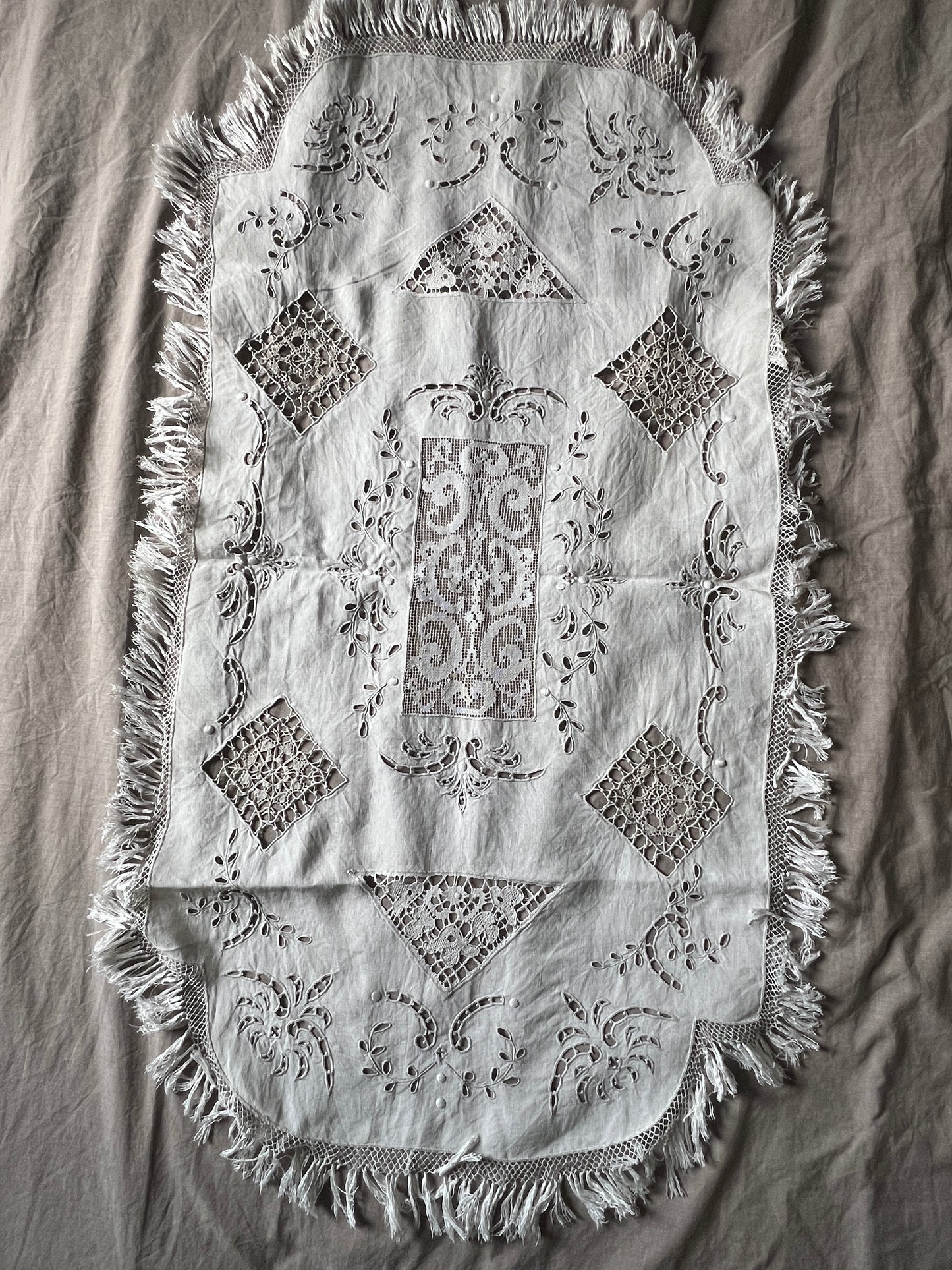 レースと刺繍のクロス