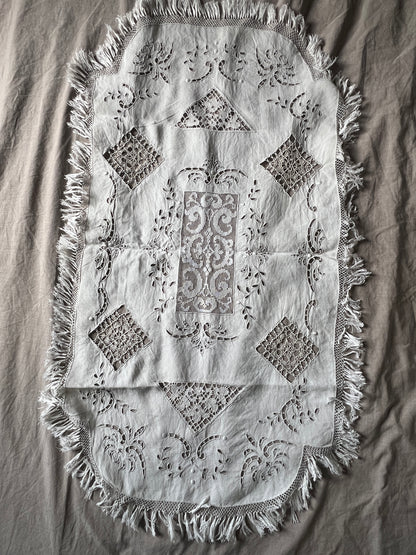 レースと刺繍のクロス