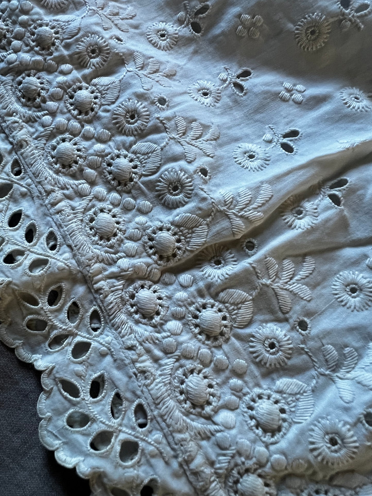 白刺繍ドレス裾飾り