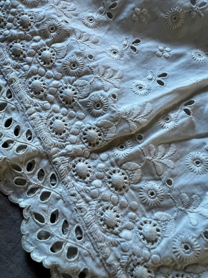 白刺繍ドレス裾飾り