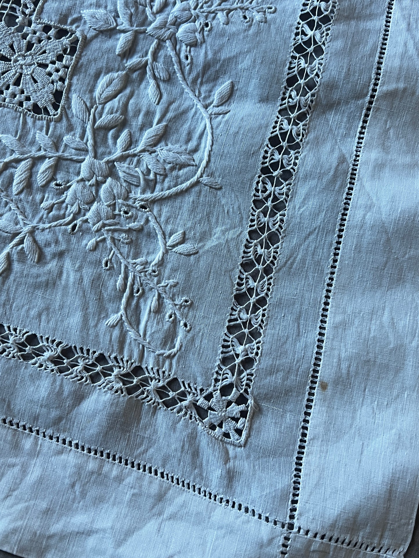 刺繍とレースのクロス