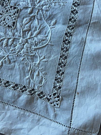 刺繍とレースのクロス