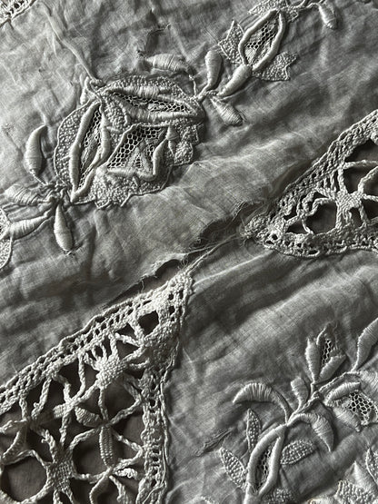 ★刺繍とレースの円形クロス(ダメージ)