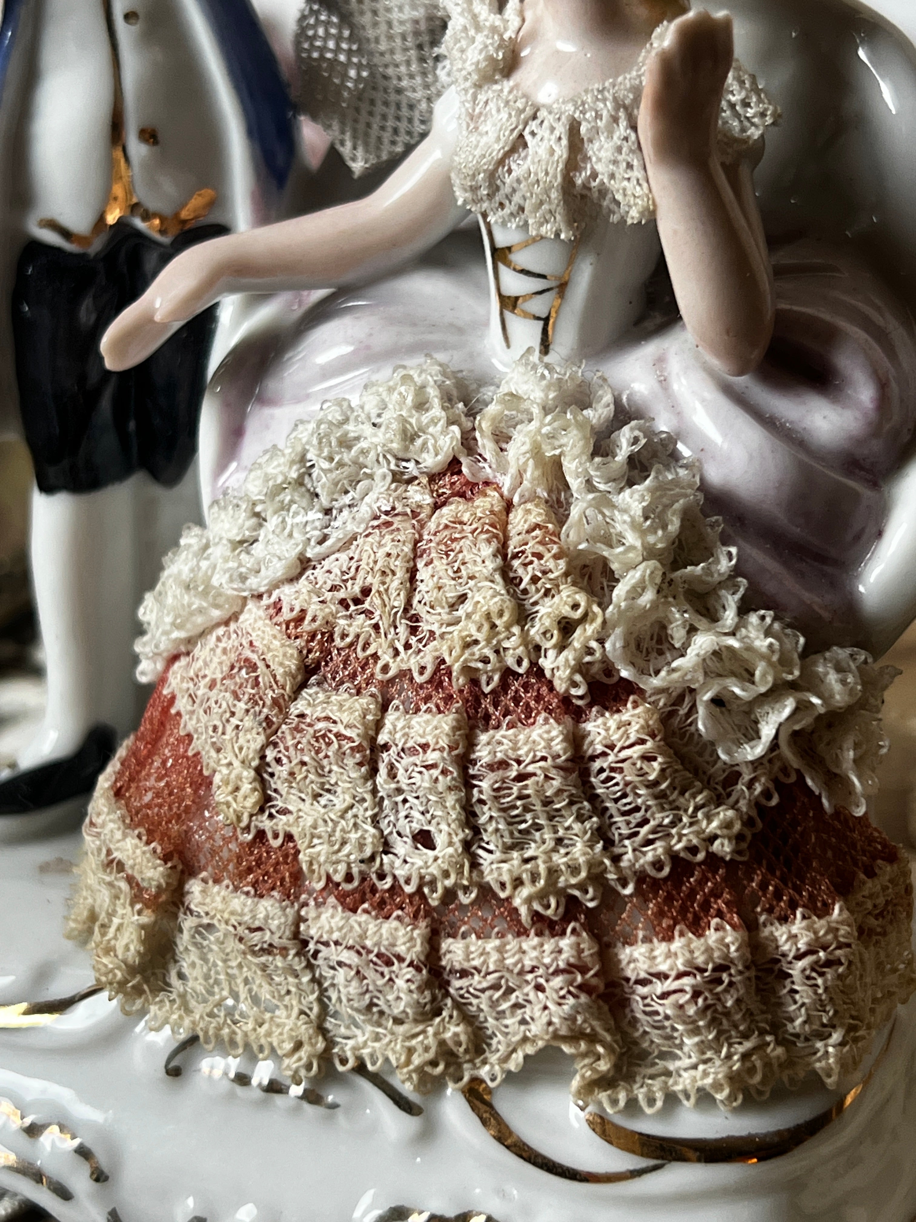 レース装飾磁器フィギュリン (ロココスタイル) – France Antique 銀色