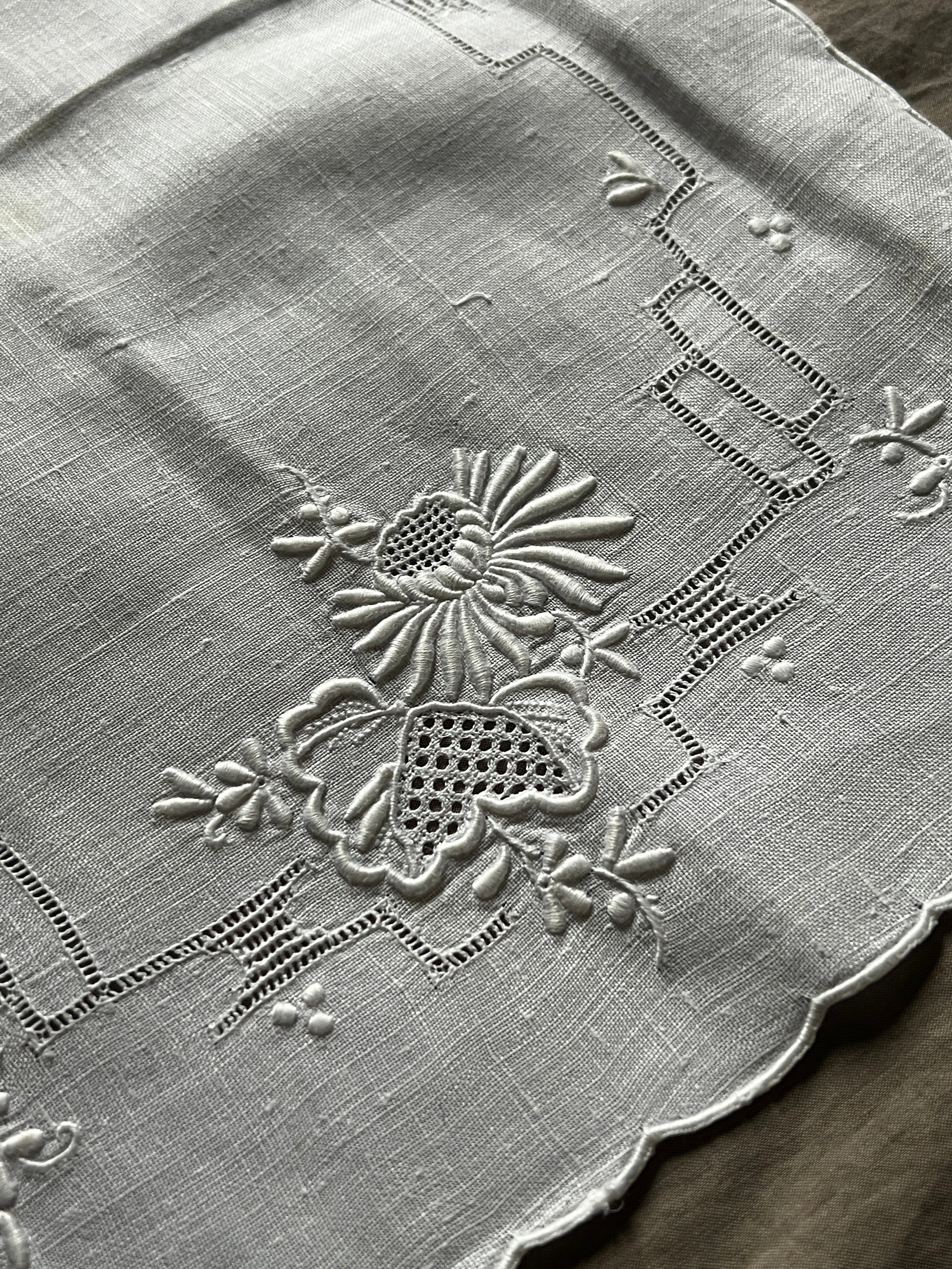 白刺繍長方形クロス – France Antique 銀色アンティーク