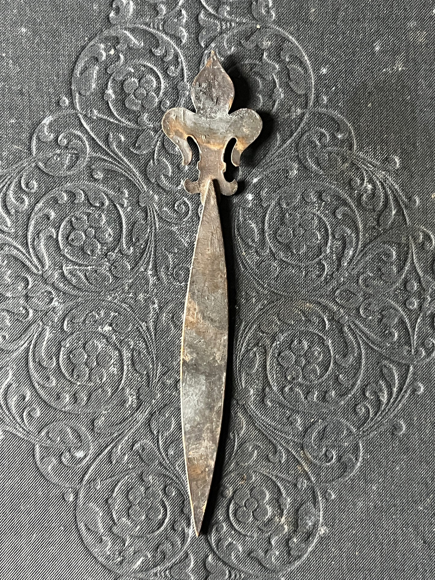 百合紋章型メダイ付きパーツ