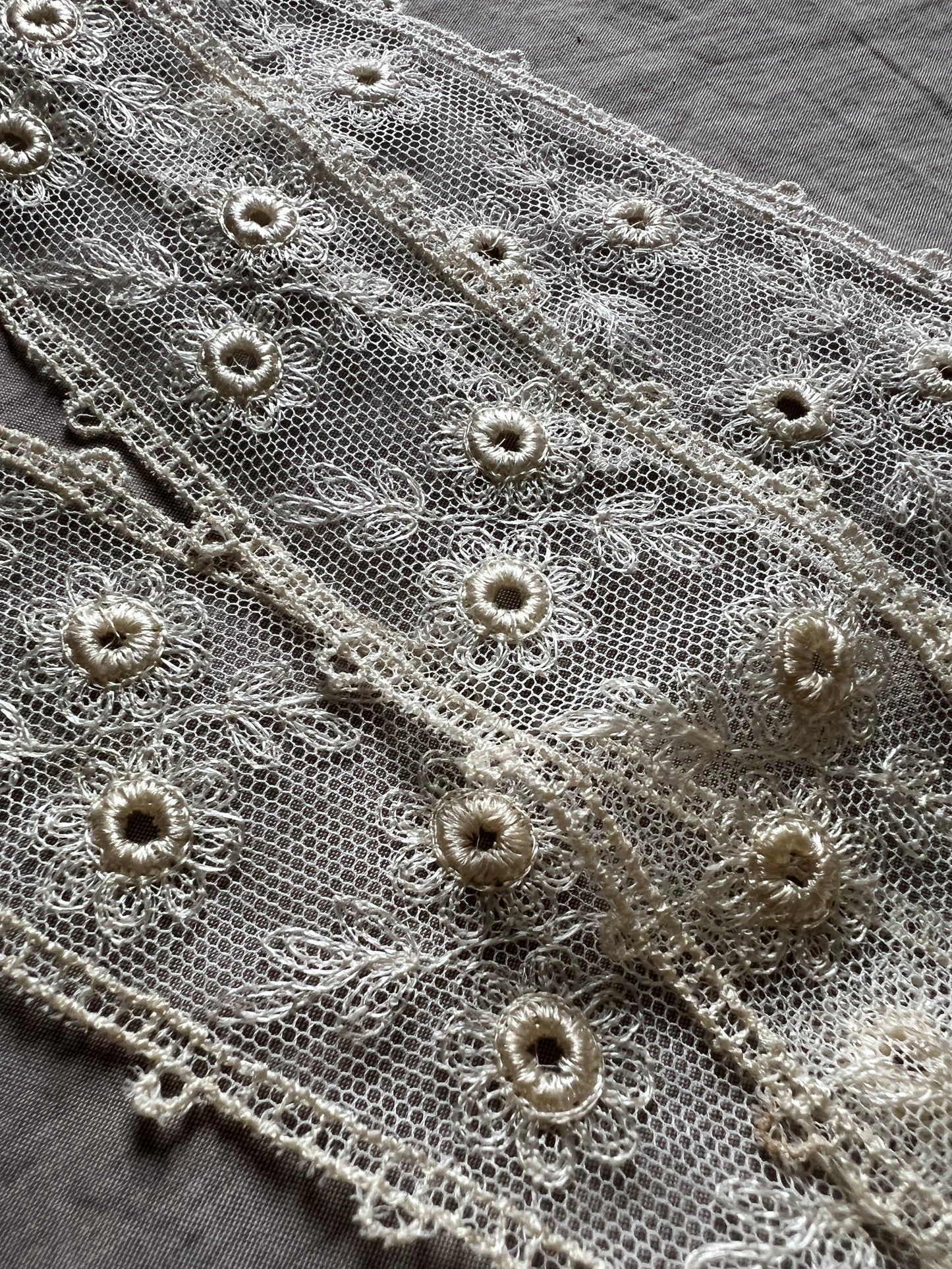 チュール刺繍レース