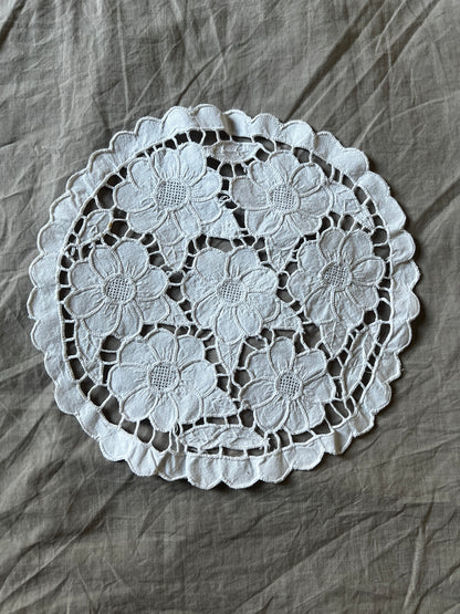 カットワークドイリー