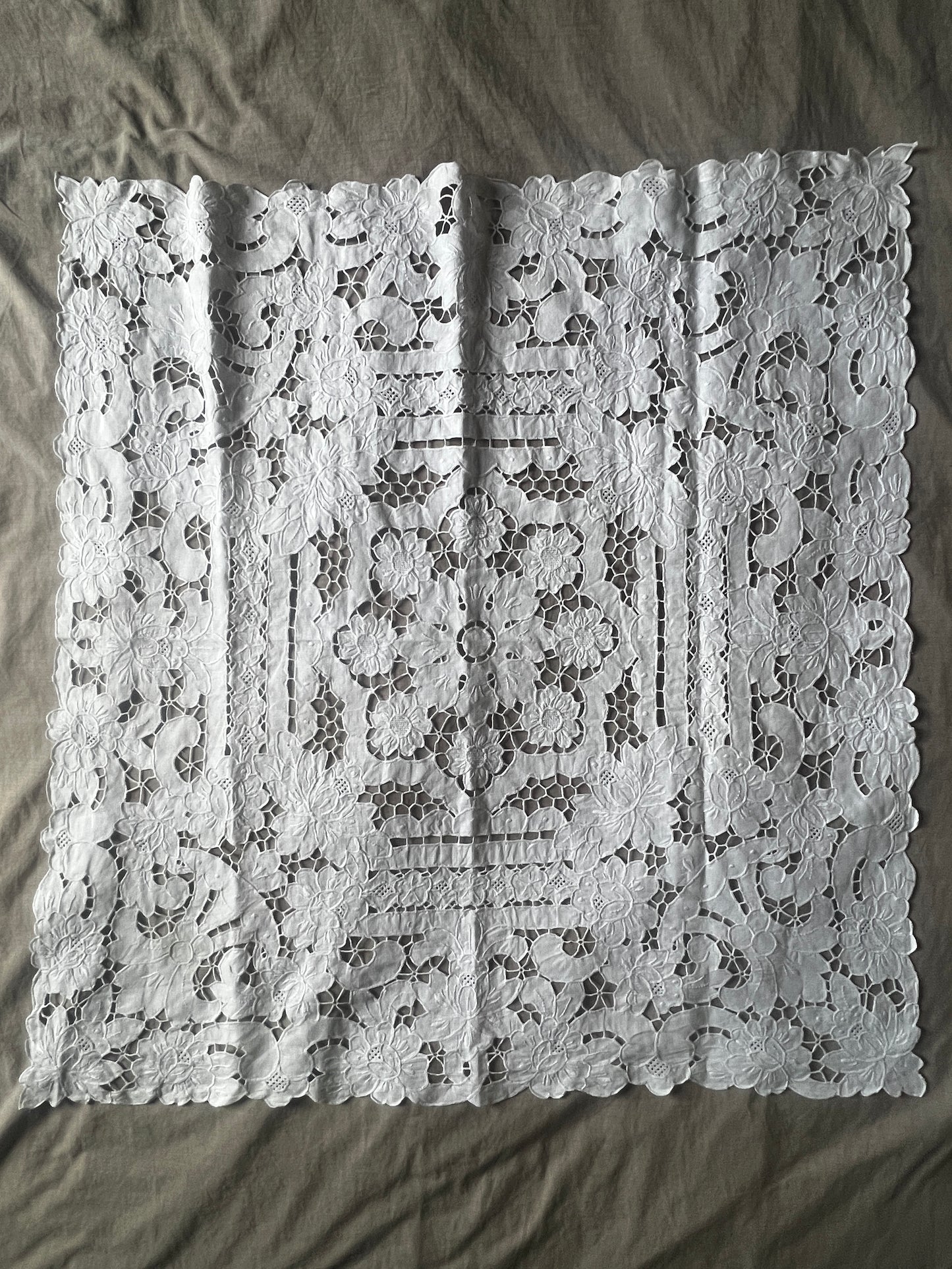 カットワーク刺繍クロス