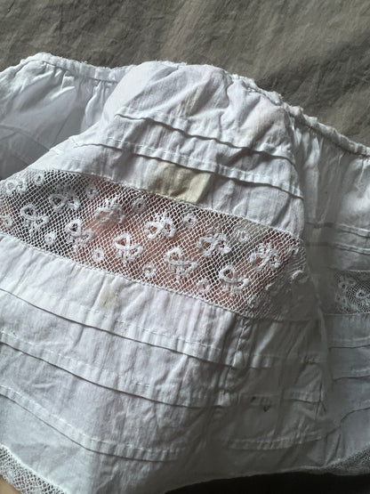 レースフリルのドレス裾