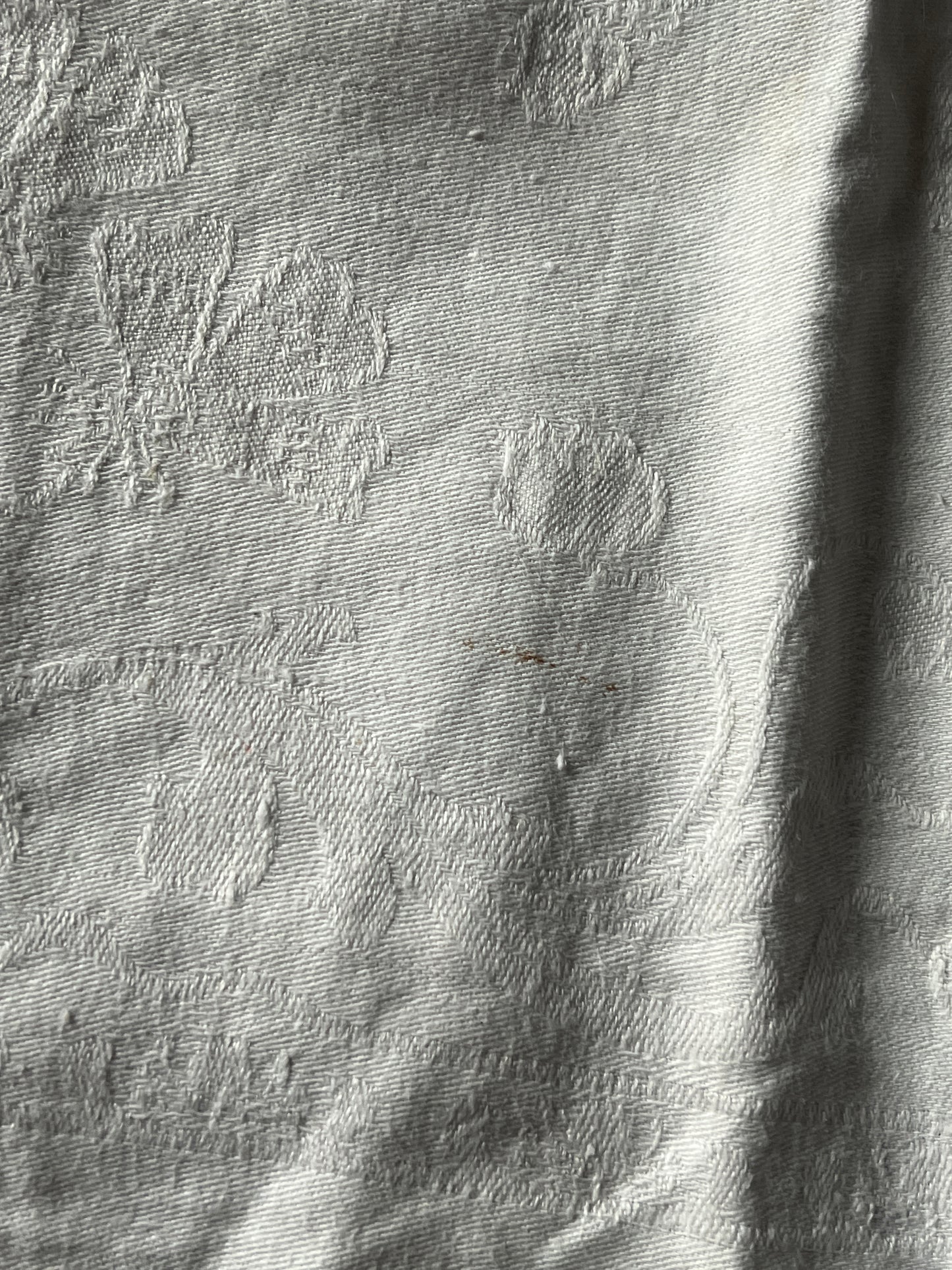 モノグラム赤糸刺繍リネンクロス