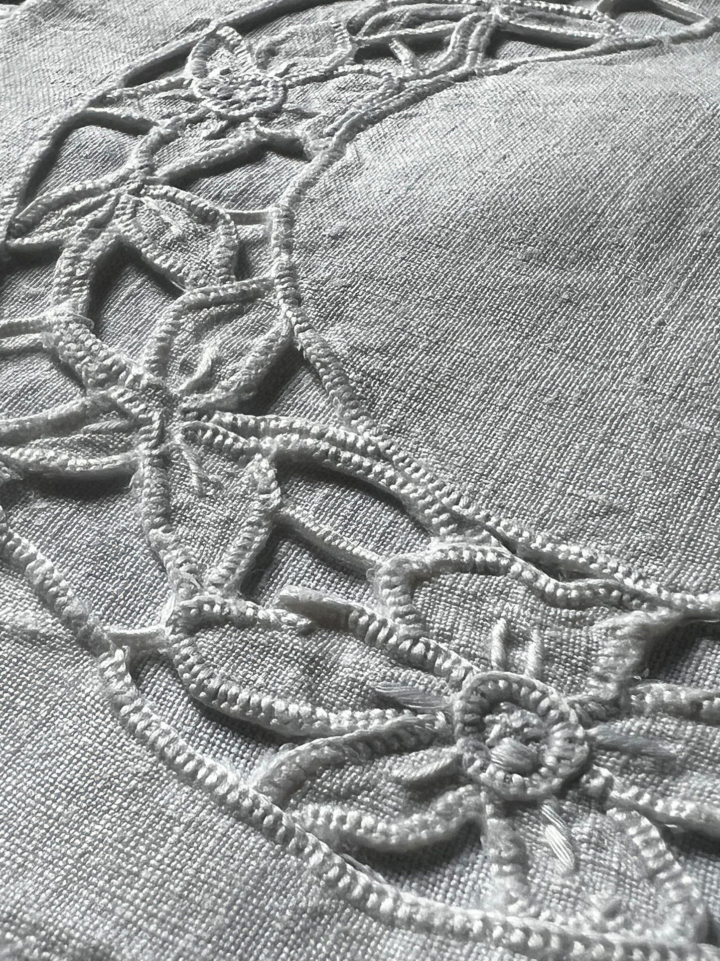 モノグラム刺繍入りクッションカバー