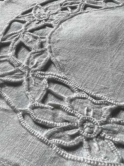 モノグラム刺繍入りクッションカバー