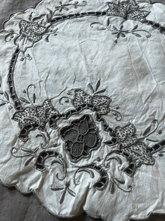 マデイラ刺繍ドイリー