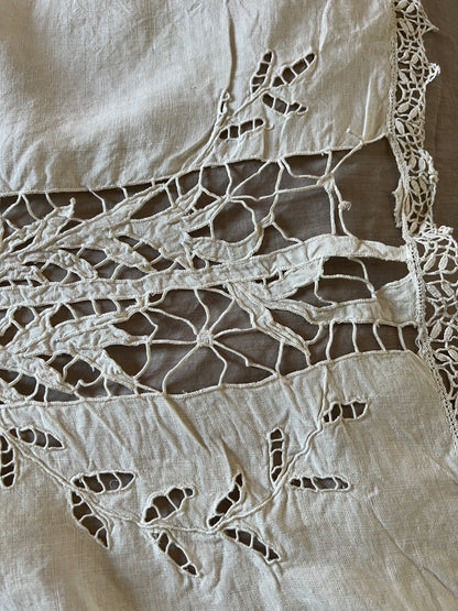レースと刺繍のクロス
