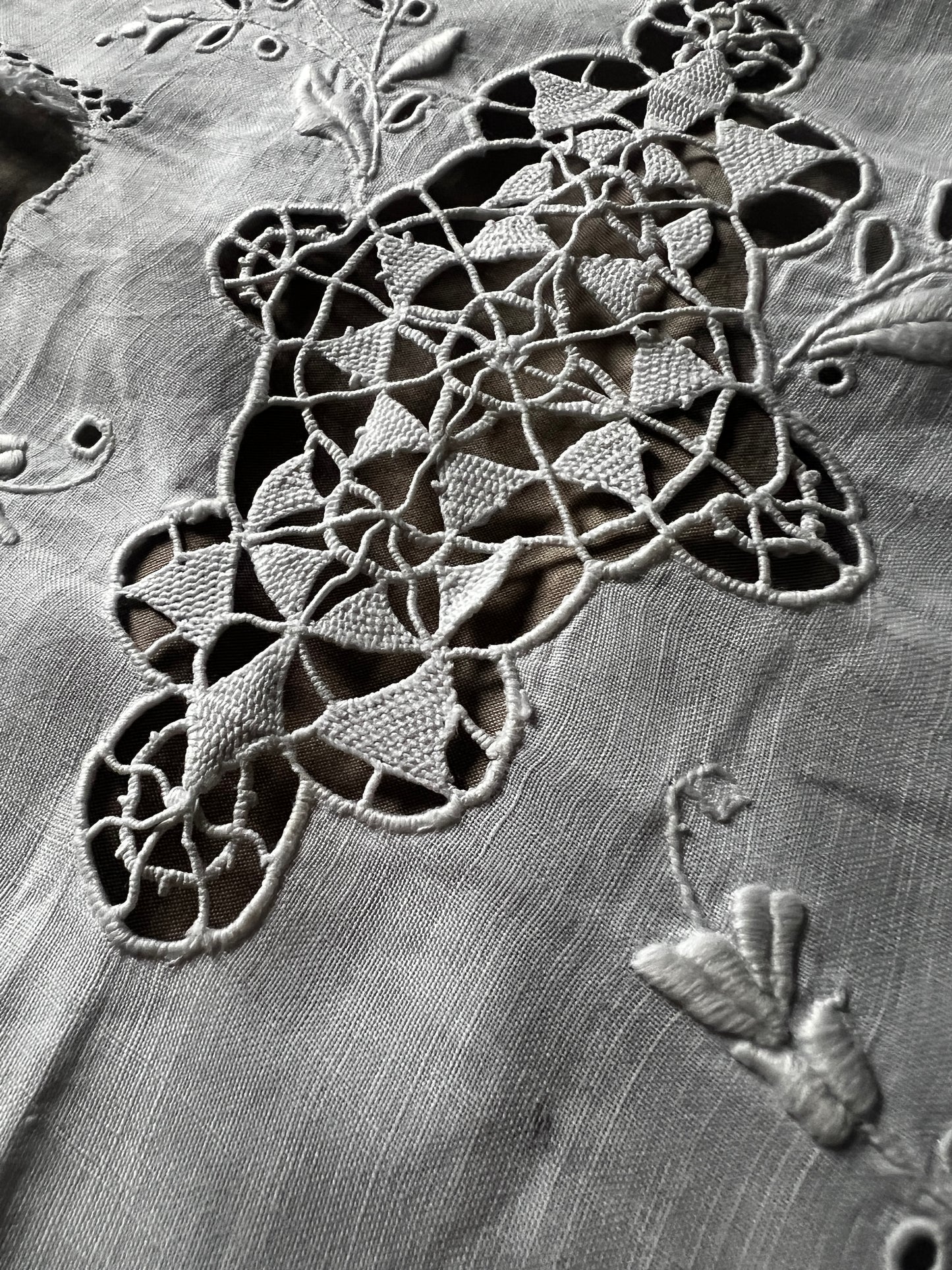 白刺繍の端布(ダメージ)