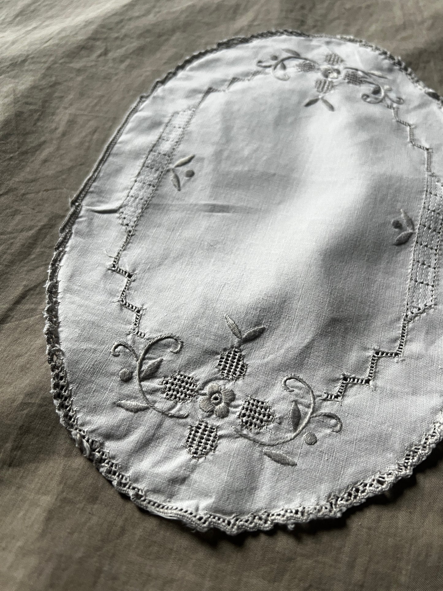 ★楕円形刺繍クロス