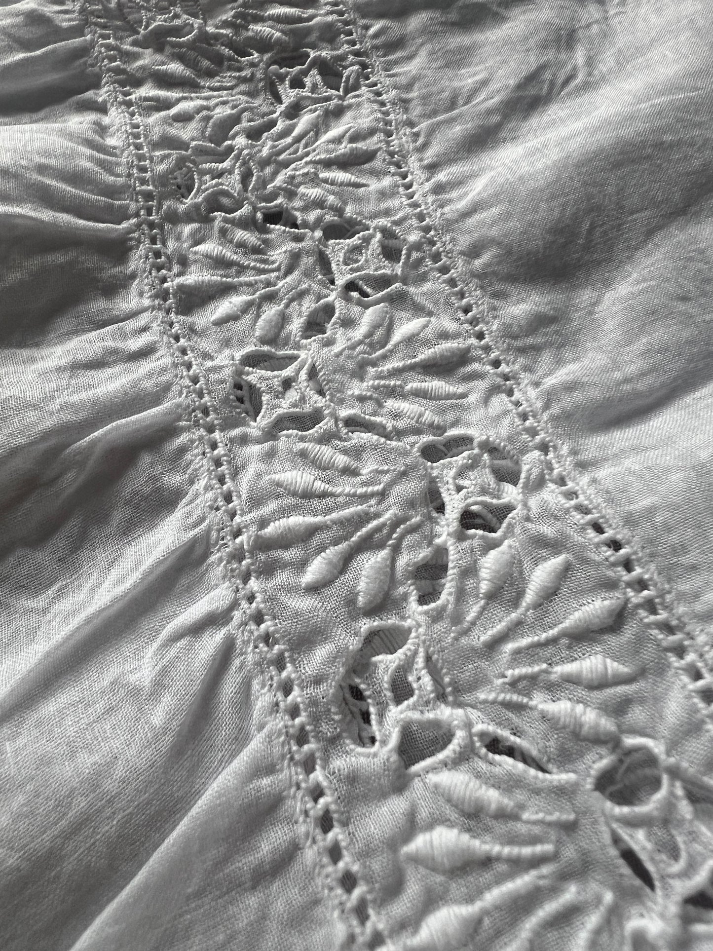 白刺繍のドレスパーツ