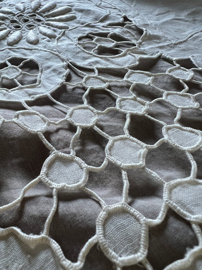 レースと刺繍の棚飾り