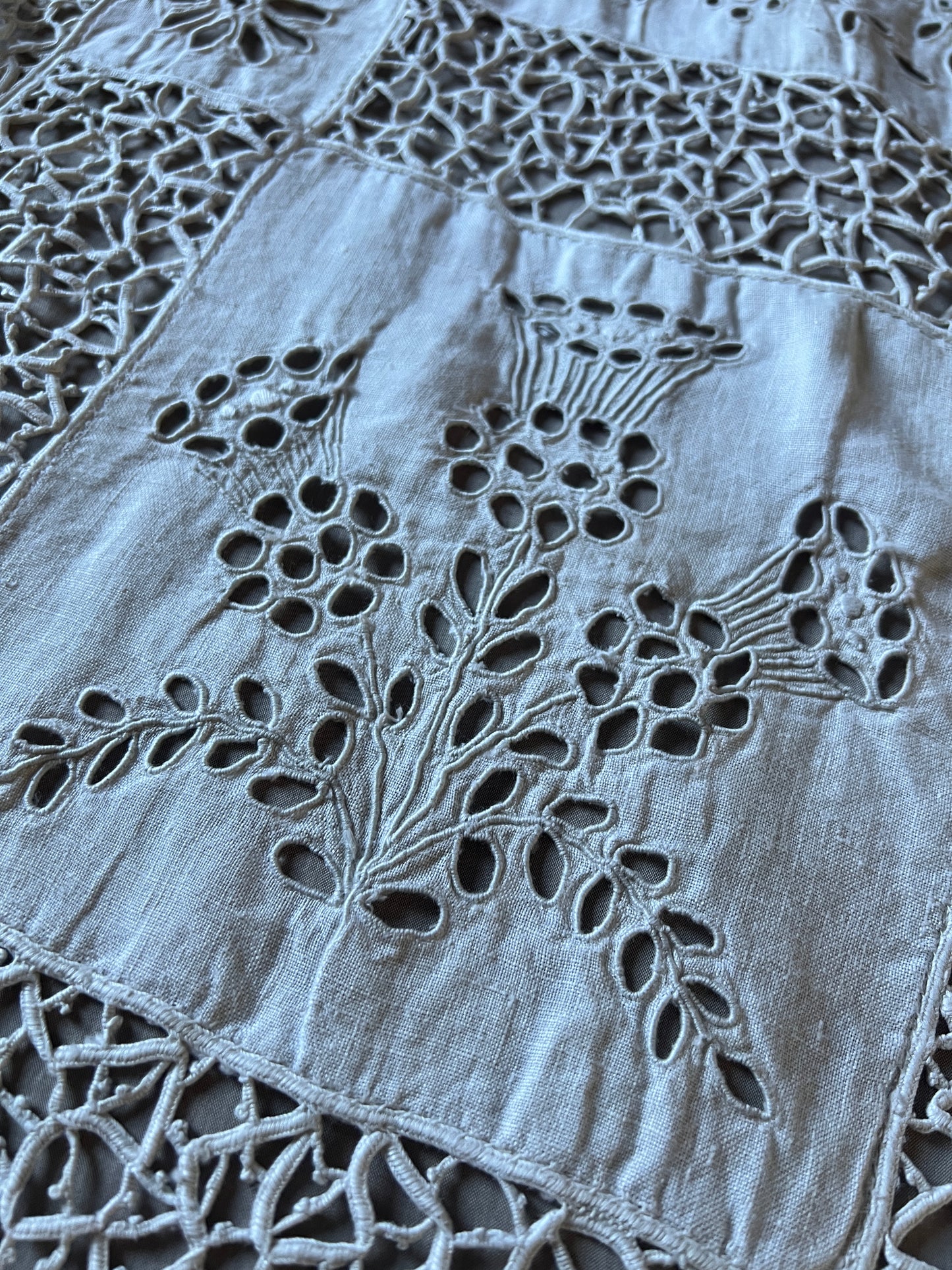 レースと刺繍のテーブルセンター