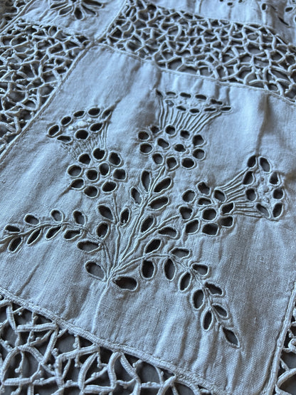レースと刺繍のテーブルセンター