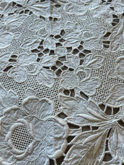 白刺繍円形クロス