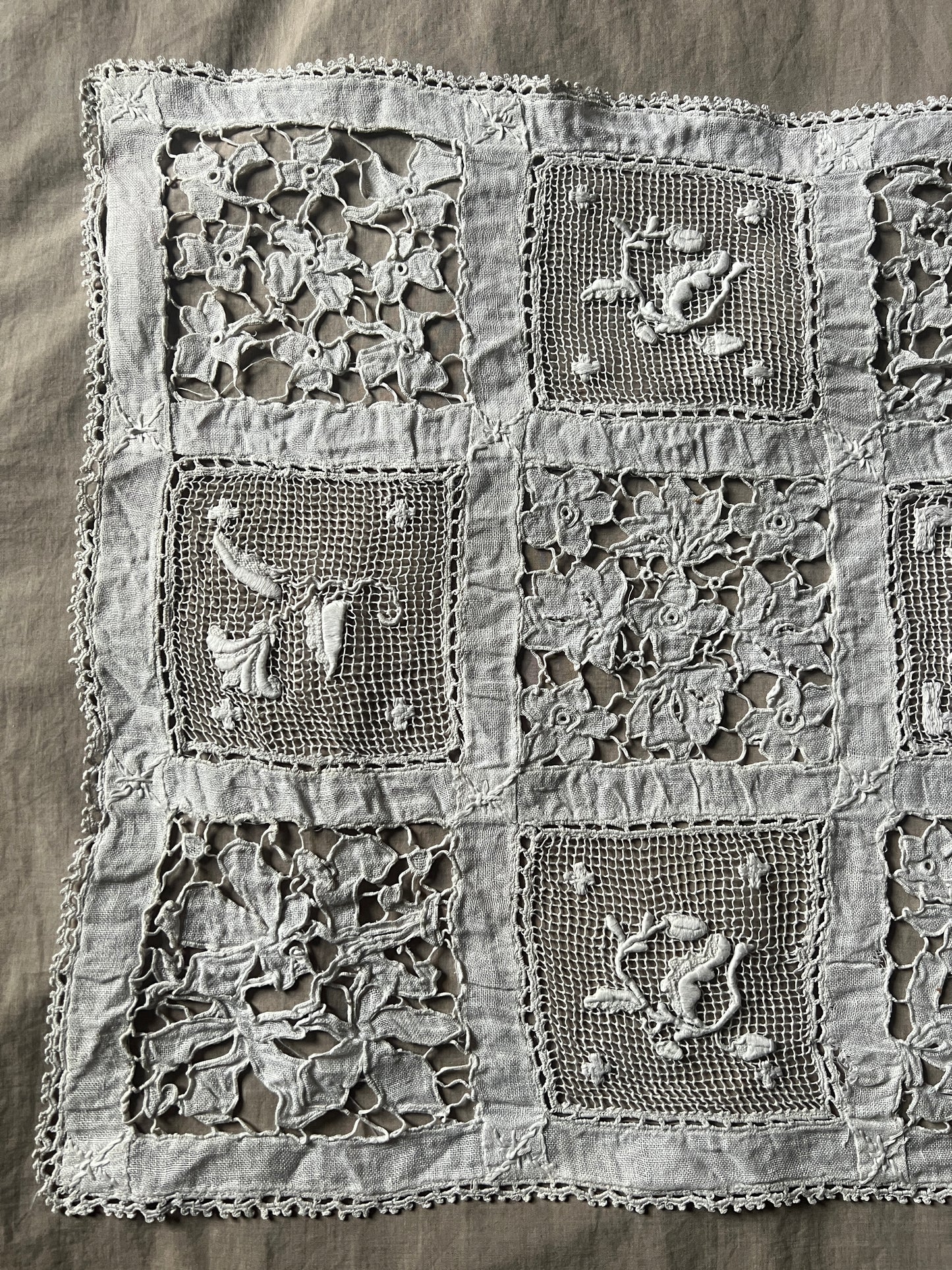 レースと刺繍の長方形クロス
