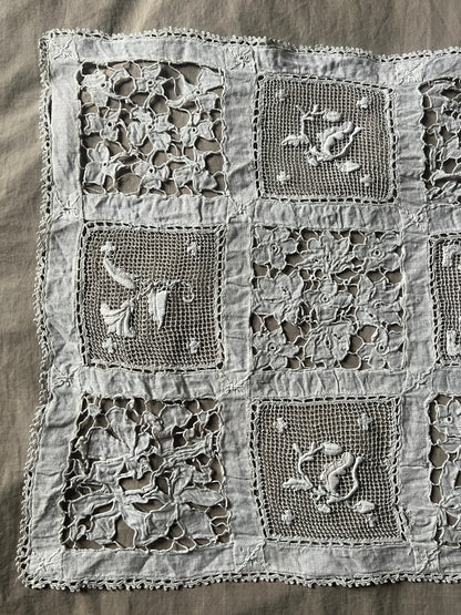 レースと刺繍の長方形クロス