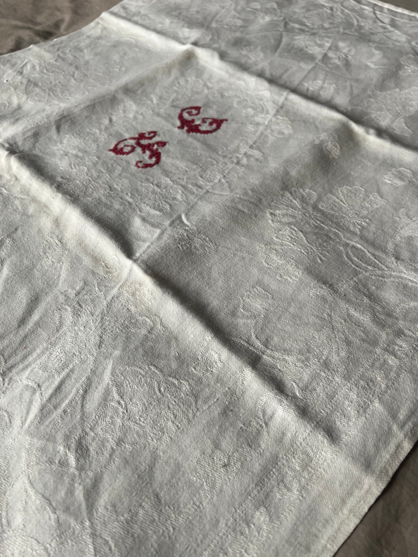 モノグラム赤糸刺繍リネンクロス