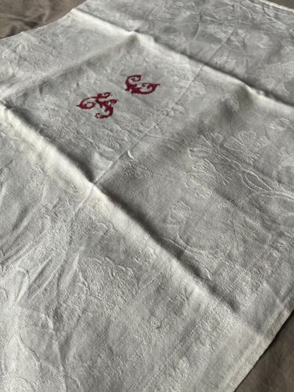 モノグラム赤糸刺繍リネンクロス
