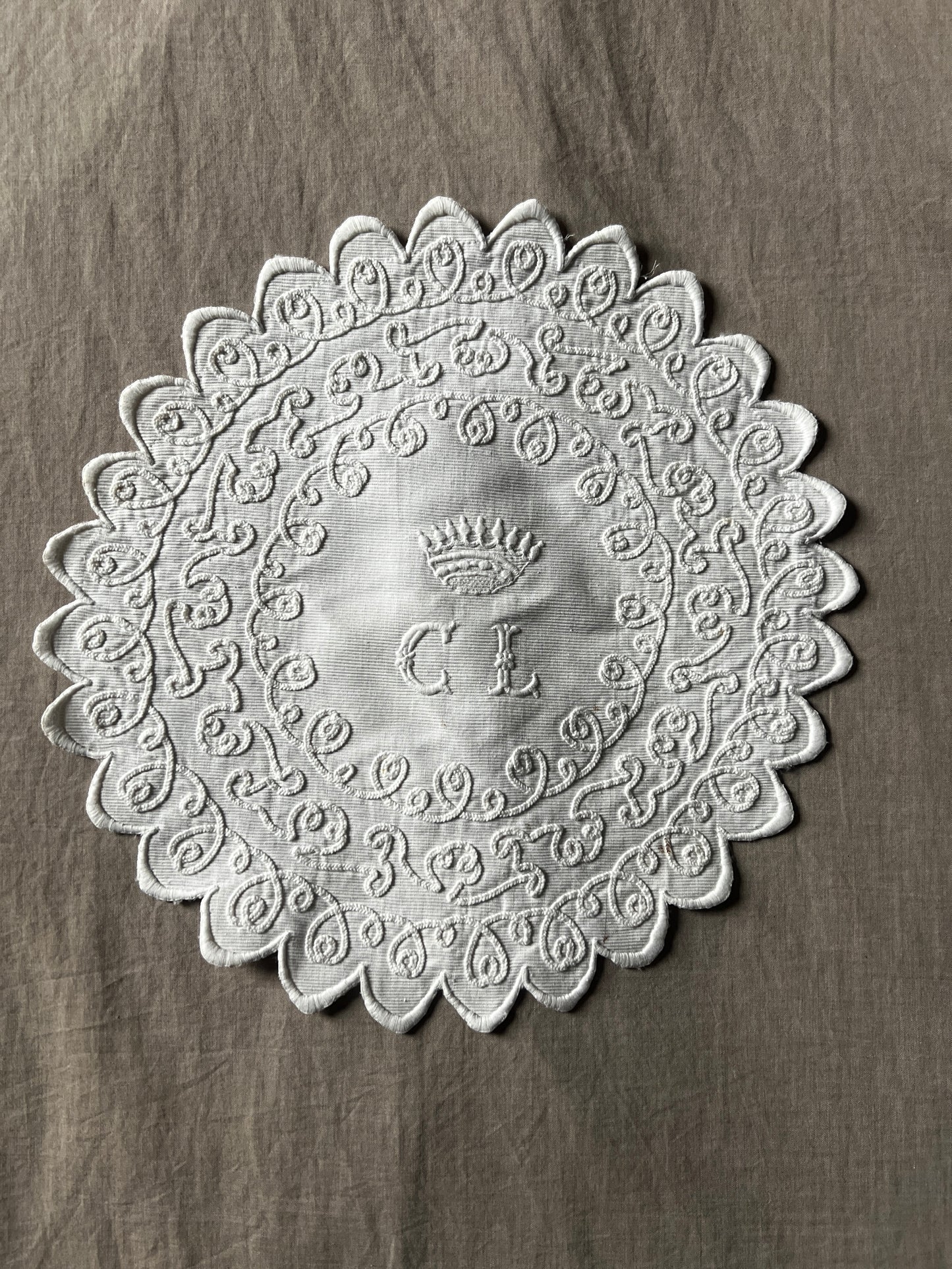 刺繍ドイリー(王冠)