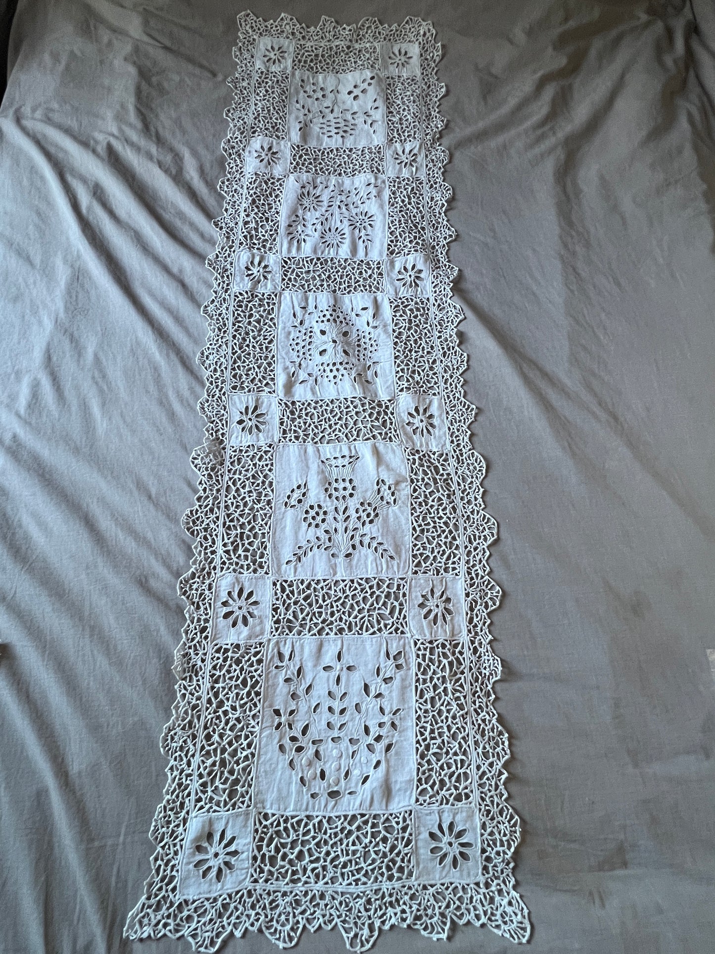 レースと刺繍のテーブルセンター