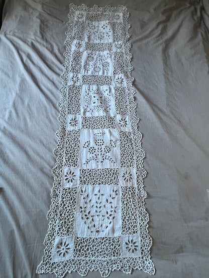 レースと刺繍のテーブルセンター