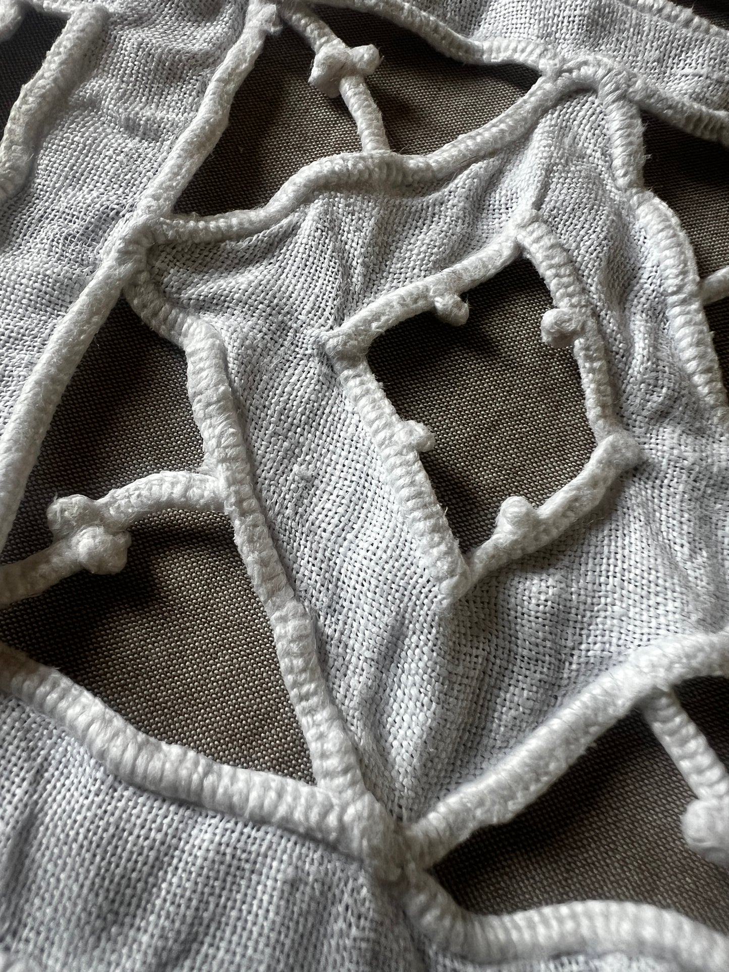 カットワーク刺繍リネンクロス