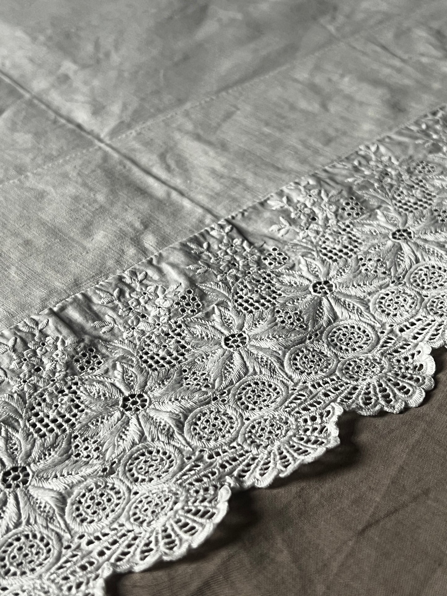 刺繍レースの飾り布