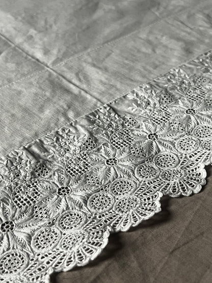 刺繍レースの飾り布