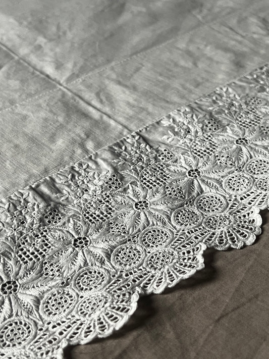 刺繍レースの飾り布