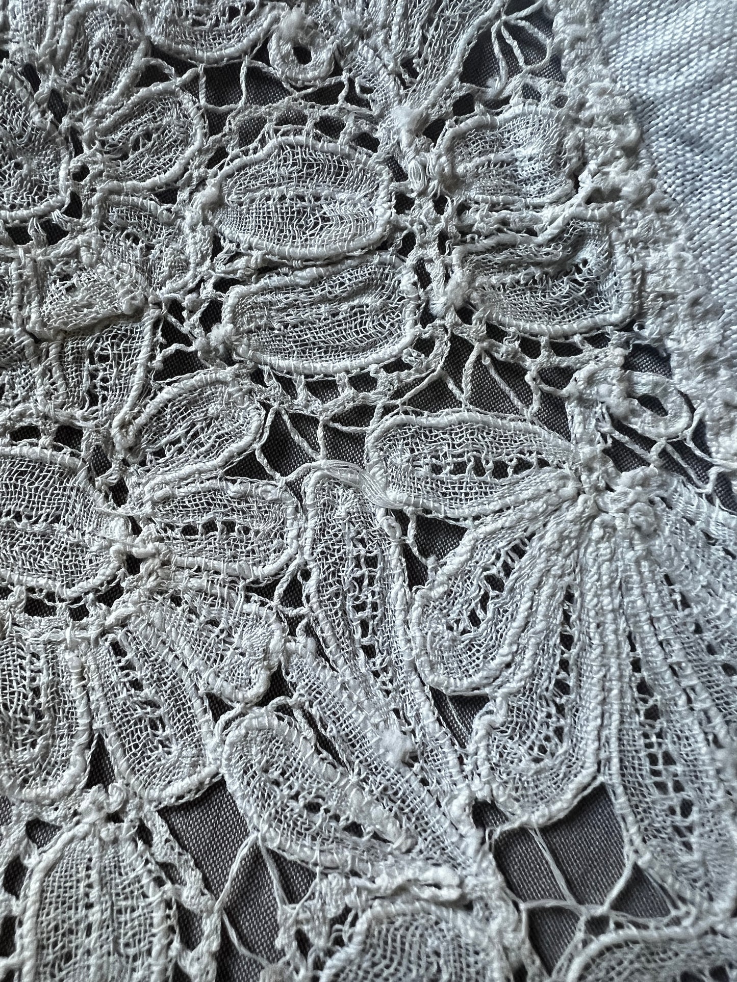 デュシェスレースの円形クロス