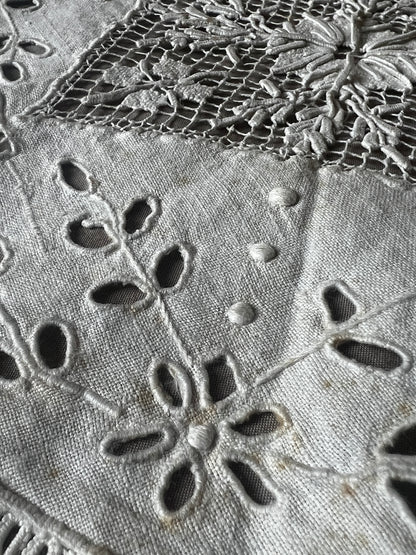 レースと刺繍のドイリー