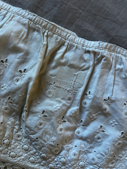 白刺繍ドレス裾飾り