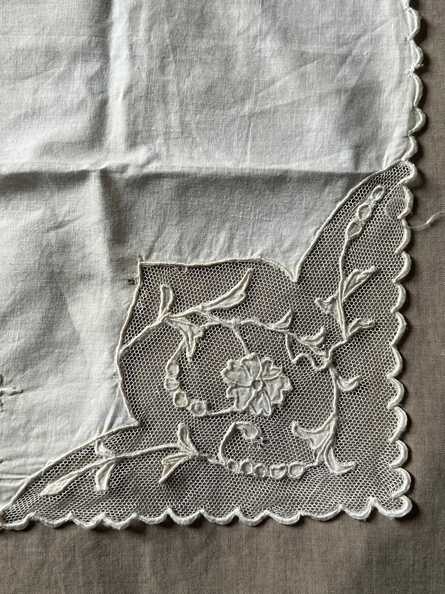 レースと刺繍のハンカチ