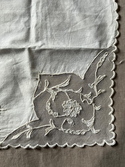 レースと刺繍のハンカチ